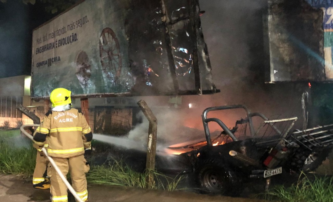Carro pega fogo após bater em placa comercial na Av. Getúlio Vargas